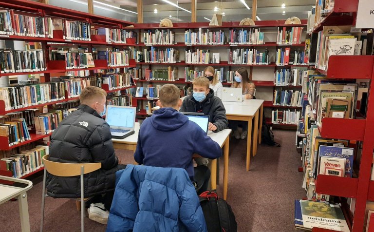 Nemendur í verkefnavinnu á bókasafninu í gær.