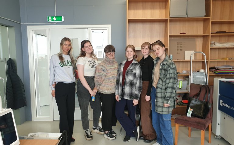 Nemendurnir fimm og Borghildur Ína kennari.