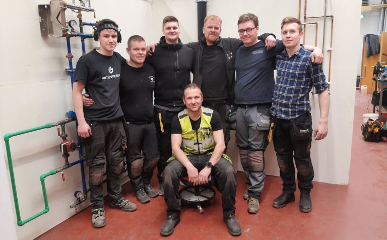 Fyrri hópurinn lauk við verklega prófið í gær.