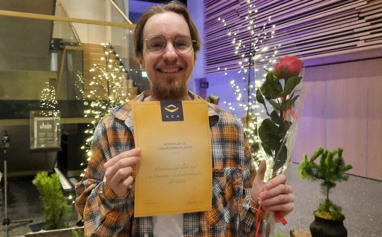 Örn Smári kampakátur með styrkskjalið frá KEA.
