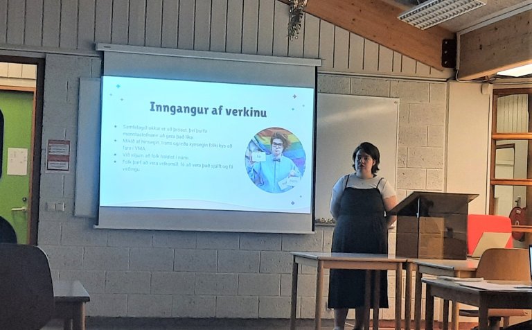 Júní Sigurðarbur að kynna lokaverkefni sitt.