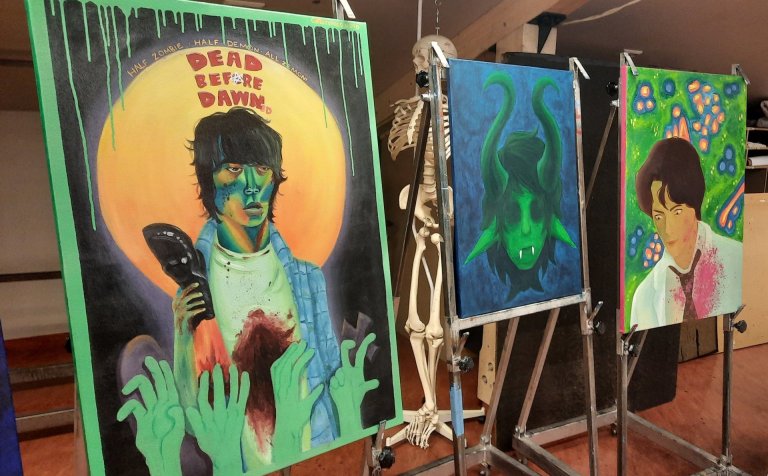 Meðal annars eru sýnd fjölbreytt akrílmálverk.