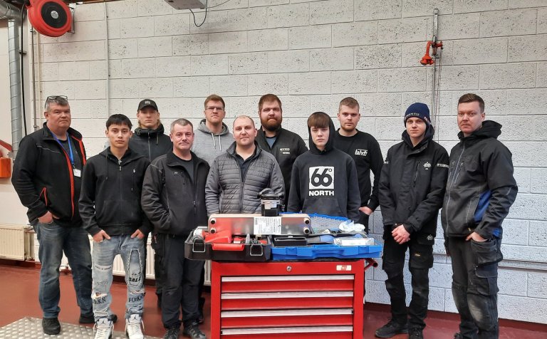 Nemendur í pípulögnum og Hinrik kennari.