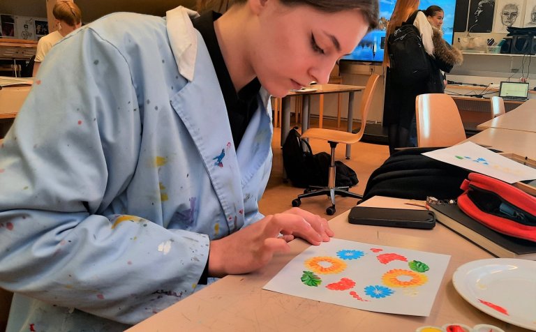 Önnum kafin Ioanna við Petrykivka listsköpun.