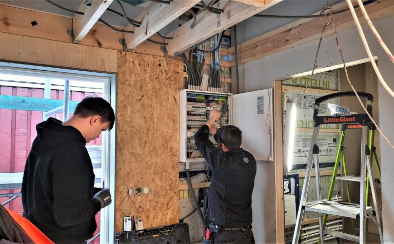 Unnið á fullu í rafmagninu.