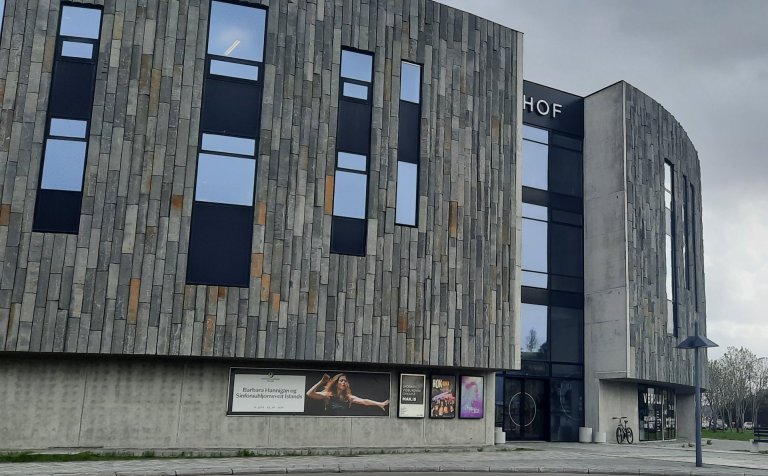 Brautskráningin hefst í Hofi kl. 17:00.