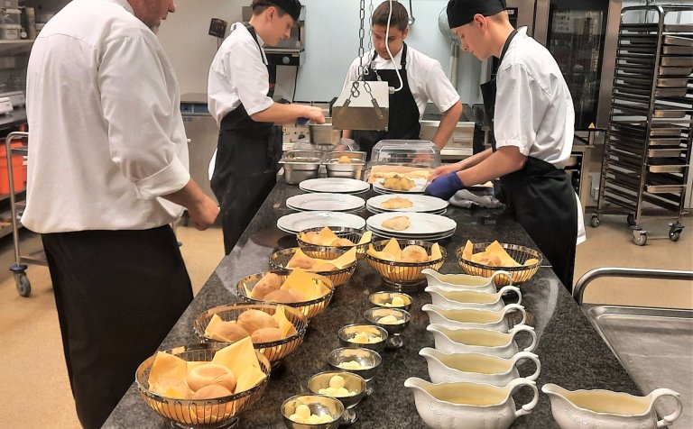 Mataræfing í grunndeildinni. Verkefni dagsins var að elda þorsk og meðlæti.