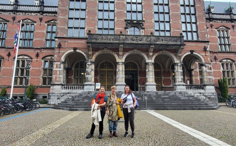 Jóhanna Björk Sveinbjörnsdóttir, Annette de Vink og Anna María Jónsdóttir fyrir framan aðalbyggingu …