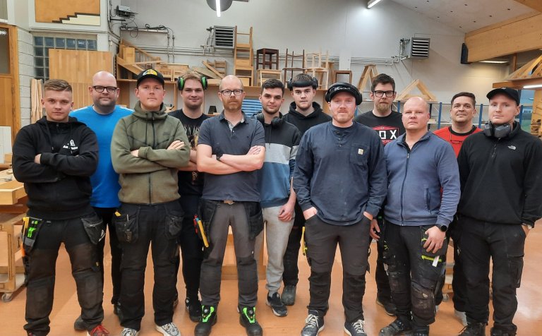 Nemendur í kvöldskóla VMA í húsasmíði í september 2023.