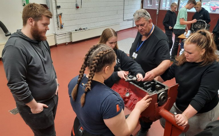 Ásgeir Bragason fer yfir málin með nemendum sínum.