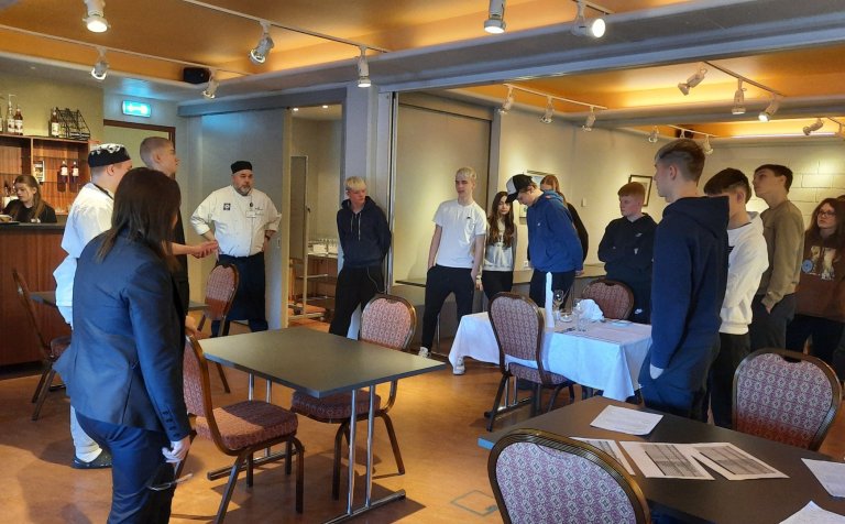 Ari Hallgrímsson og Heba Finnsdóttir fræða nemendur um námið á matvælabraut VMA.