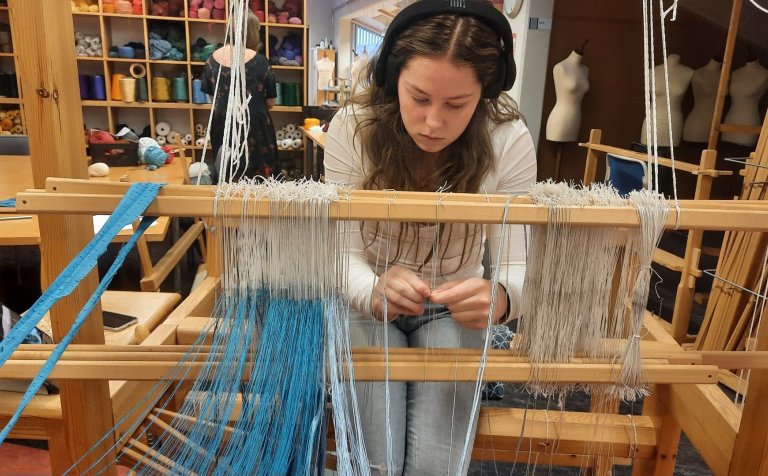 Sjö nemendur eru í vefnaðaráfanganum hjá Borghildi Ínu.