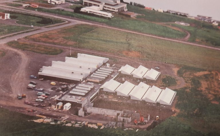 Skólabyggingar VMA árið 1990, fyrir röskum þremur áratugum. Eitt og annað hefur tekið breytingum á s…