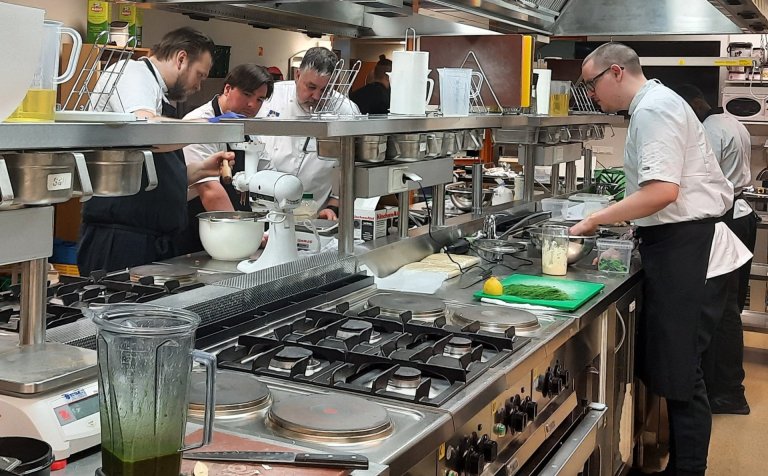 Námið í öðrum bekk í matreiðslu er blanda af verklegu og bóklegu námi. Hér er Ari Hallgrímsson kenna…