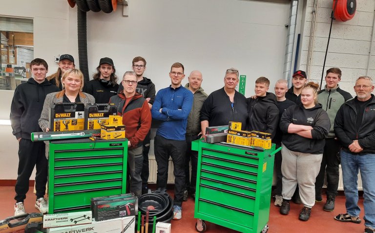 Fulltrúar gefenda, stjórnendur VMA og nemendur í bifvélavirkjun glaðir í bragði við afhendingu verkf…