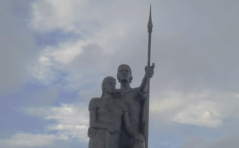 Helgi magri og Þórunn hyrna horfa inn Eyjafjörð.