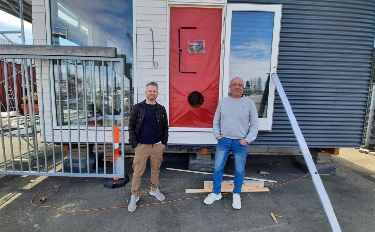 Ásgeir Valur Einarsson (t.v.) og Jósef Anton Skúlason við nýja frístundahús VMA sem þeir léttþéttlei…