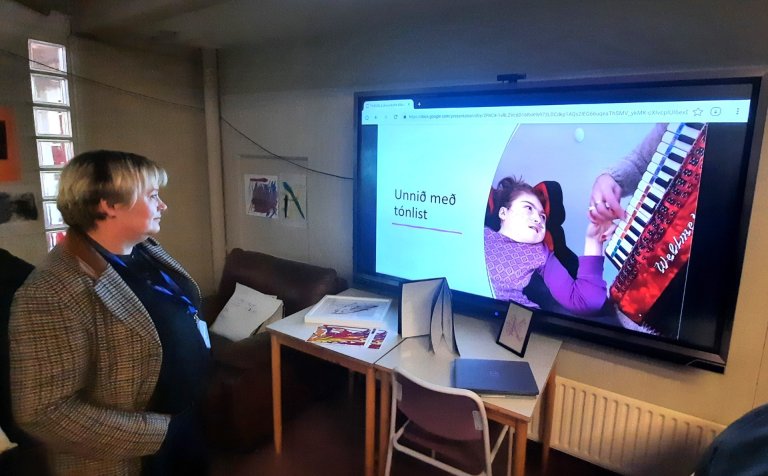 Sigríður Huld skólameistari skoðar lokaverkefni Klöru Fanndísar Sonjudóttur.