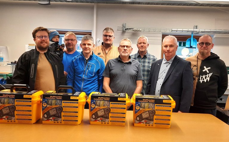 Sigmundur Sigurðsson og Þórir Ólafur Halldórsson frá RARIK færðu VMA í dag úttektarmæla að gjöf.