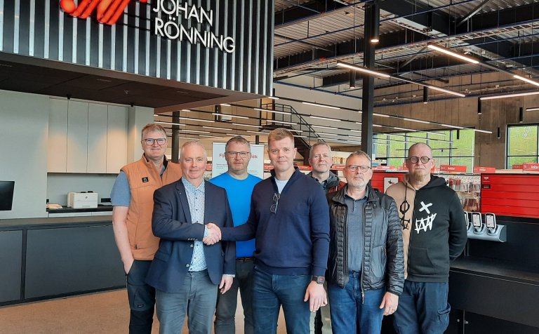 Ágúst Axelsson og Benedikt Barðason handsala gjöf Johan Rönning í nýrri verslun JR á Óseyri á Akurey…