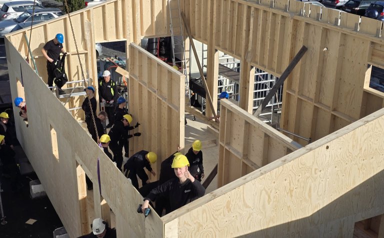 Búið að púsla gólf- og veggeiningum nýja frístundahússins saman. Og síðan áfram gakk í allan vetur!