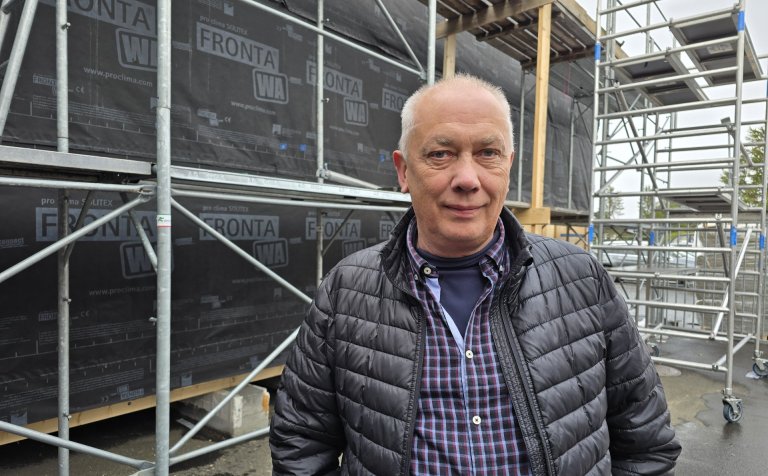 Jón Bjarni Jónsson, formaður Byggiðnar - félags byggingamanna, við hlið nýja frístundahússins sem ne…