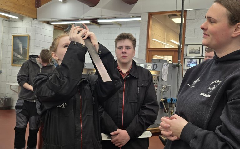 Íris Arngrímsdóttir segir grunndeildarnemum til í málmsmíðinni.