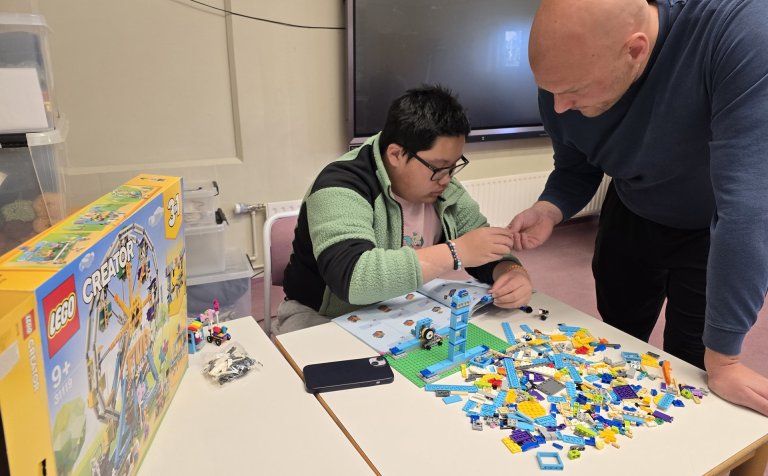 Rúben Lawrenz Capin og Björn Benedikt kennari velta vöngum yfir legóinu.