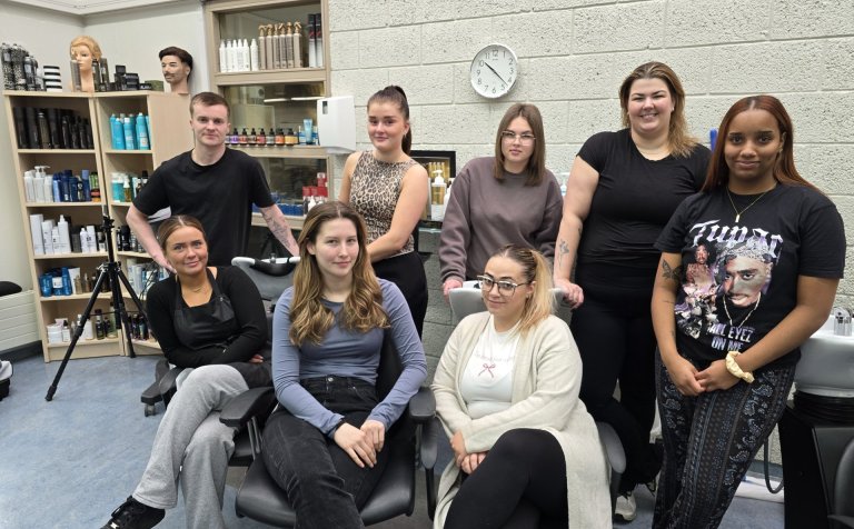 Átta af níu nemendum á lokaönn í hársnyrtiiðn sem fara í þessari viku til Malaga á Spáni. Anastazja …