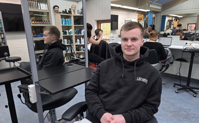 Birkir Már Hauksson í vistarveru námsbrautar í hársnyrtiiðn í VMA.