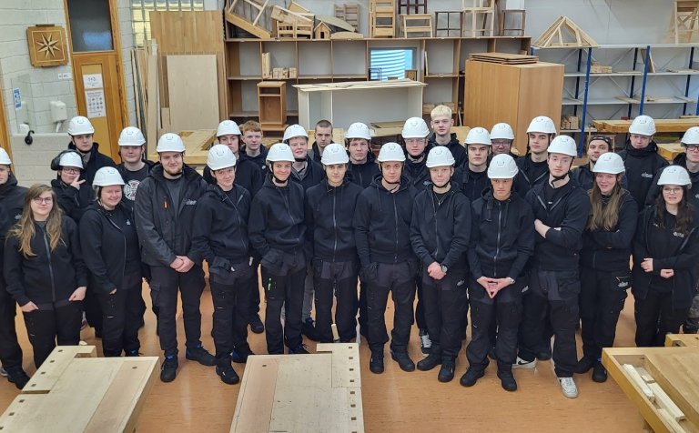 Nemendur í byggingadeild í nýja vinnuklæðnaðinum og með öryggisbúnað. Mynd: Jóhann H. Þorsteinsson.