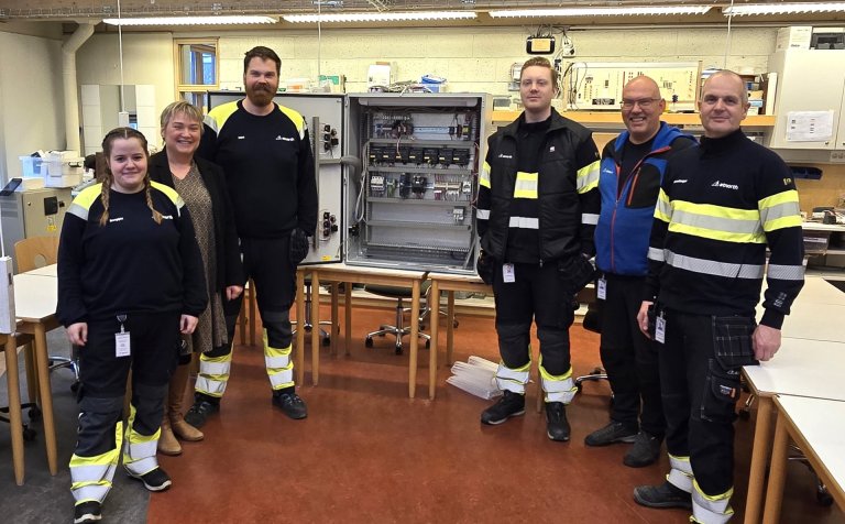 Frá vinstri: Bergljót Gunnarsdóttir rafeindavirki, Sigríður Huld Jónsdóttir skólameistari, Húni Hlér…