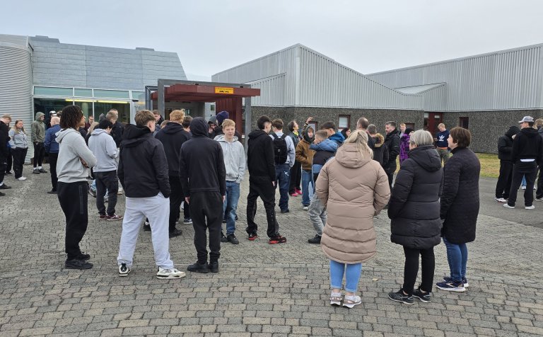 Beðið átekta utan skólans á öryggisæfingu.