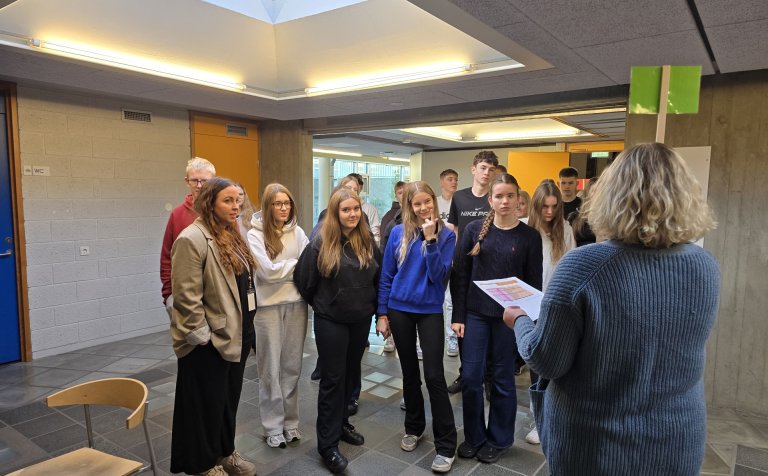 Helga Jónasdóttir aðstoðarskólameistari fylgdi þessum hópi grunnskólanema um húsakynni VMA.