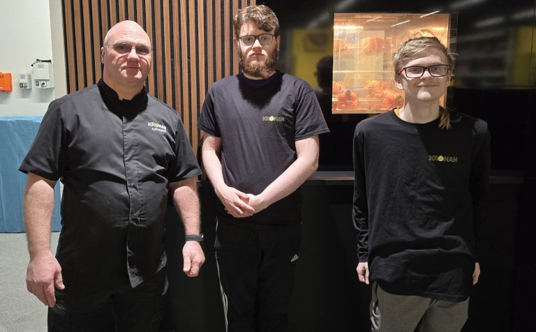 VMA-nemarnir Jökull Daði Guðmundsson og Jónas Guðni Jónasson hafa verið í starfsnámi í Krónunni á má…