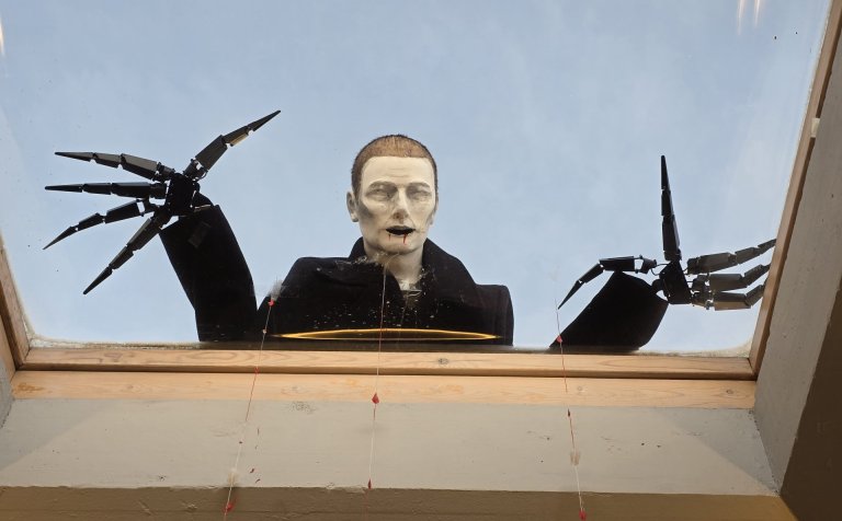 Í einu af innsetningarverkunum nýta nemendur einn af mörgum þakgluggum skólans á skemmtilegan hátt.