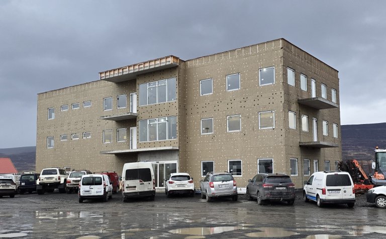 Á annarri hæð þessa óinnréttaða húss Skútabergs við Krossanesbraut fer vel um nemendur í verklegu ná…