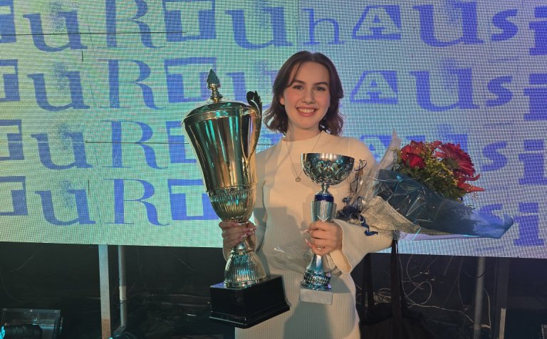 Birna Karen Sveinsdóttir með sigurbikarana og blómvönd að keppni lokinni.