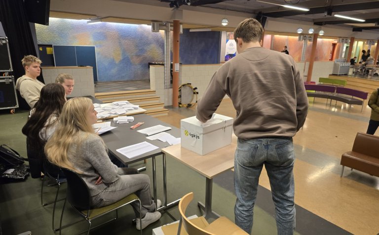 Atkvæði sett í kjörkassann í skuggakosningunum í VMA í dag.