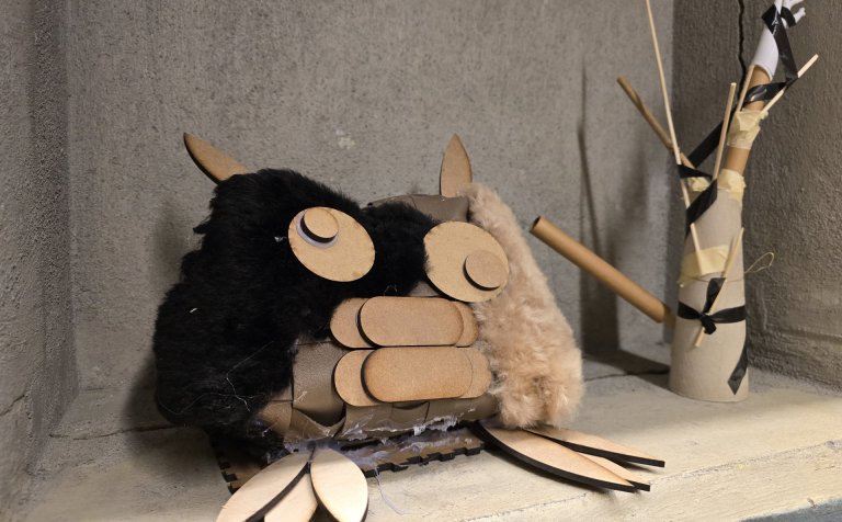 Skúlptúrar geta verið af ýmsum toga. Hér hefur verið farin sú leið að endurnýta hluti, raða þeim sam…