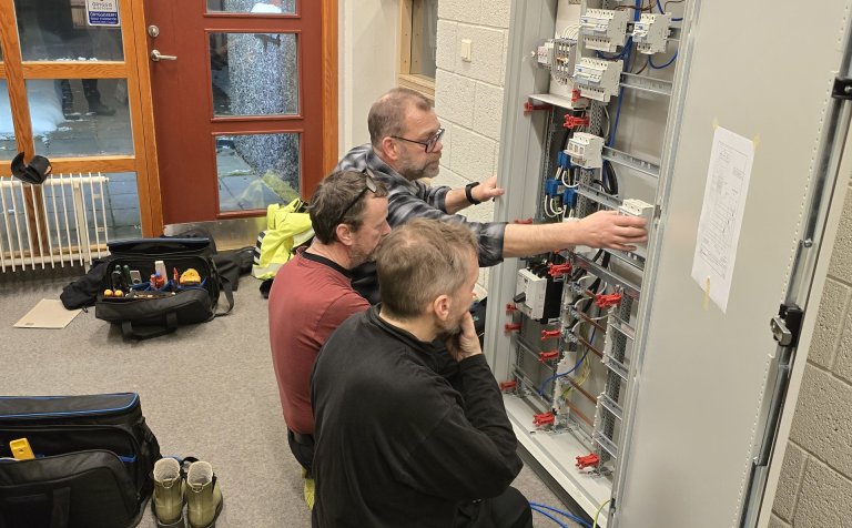 Magni Magnússon fer yfir málin með nemendum sínum í kvöldskólanum í rafvirkjun.