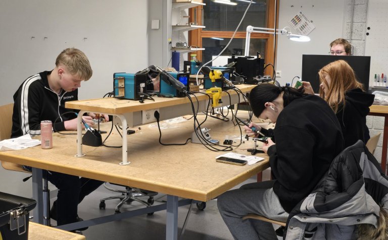 Önnum kafin að lóða á rafbrautinni.