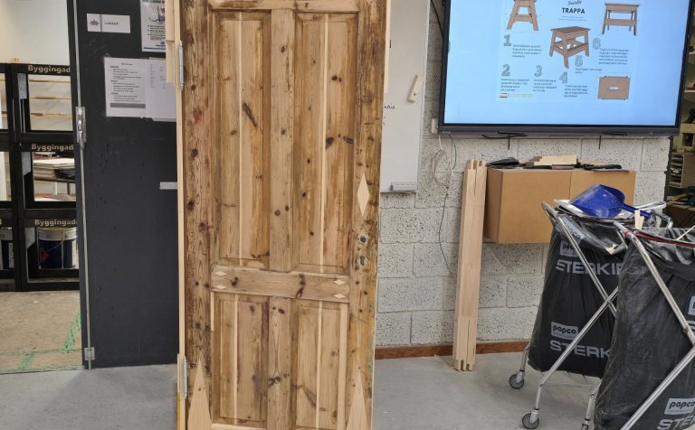 Hurðin góða í húsakynnum byggingadeildar VMA.