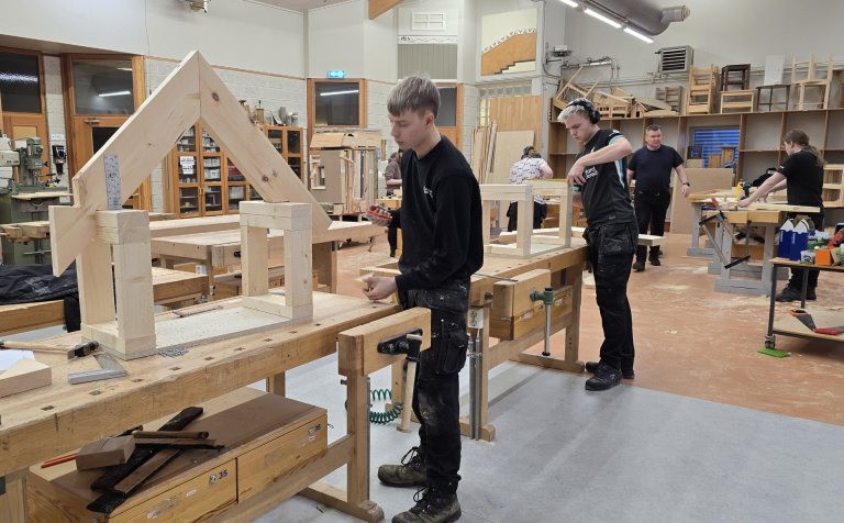 Nemendur á öðru ári í húsasmíði unnu af kappi í gær að því að ljúka við lokaverkefni annarinnar.