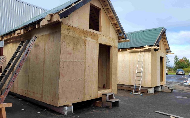 Tvö af þremur frístundahúsum sem verða byggð þennan veturinn voru reist í liðinni viku.