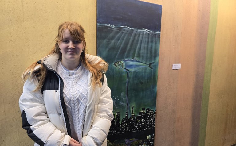 Mahaut Ingríður Matharel við akrílverkið sitt við austurinngang VMA.