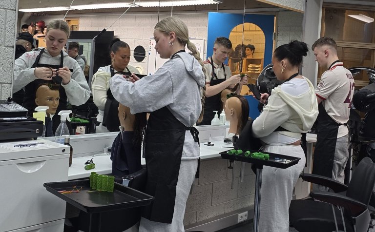 Fyrstu skrefin stigin í námi í hársnyrtiiðn.