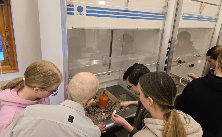 Jóhannes Árnason með nemendum sínum í greiningum á plasti.