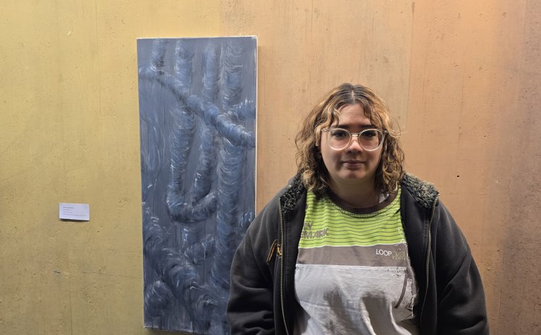 Jasmín Skúladóttir við akrílverkið sitt, Krókurinn.