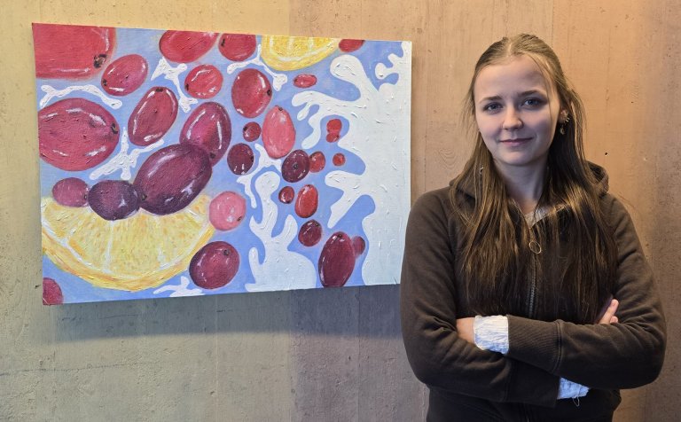 Natalia Oliwia Kozuch við verkið sitt sem hún segir að gæti allt eins heitið Biðin - á ensku Waiting…